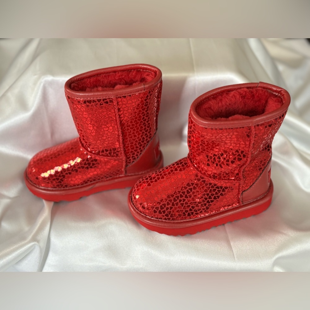 NWOB Toddler UGG Classic II Gel Red Heart Boot - Picture 7 of 10